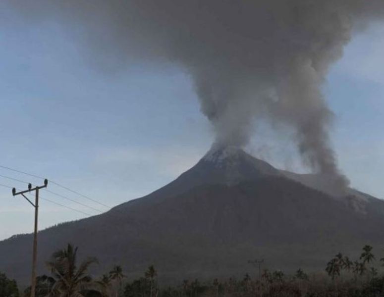 Erupsi Gunung Lewotobi Laki-Laki. (ANTARA)