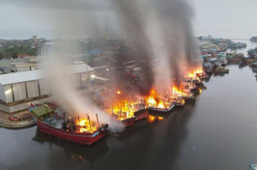 13 kapal hangus terbakar di Pelabuhan Nusantara Pekalongan