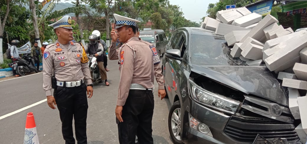 Pengemudi Innova asal Ponorogo diduga gantuk tabrak dua pengendara motor parkir di Pacitan, Rabu (13/11/2024). (NUR CAHYONO/JAWA POS RADAR PACITAN)