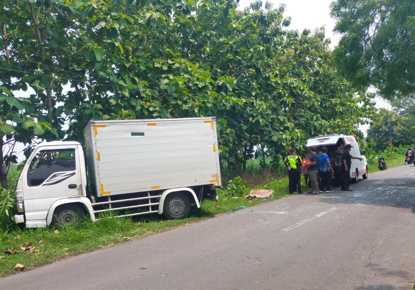 Seorang PNS Kejari Madiun tewas dalam kecelakaan dengan truk box di Magetan Kamis (14/11/2024). (AJI PUTRA/JAWA POS RADAR MAGETAN)
