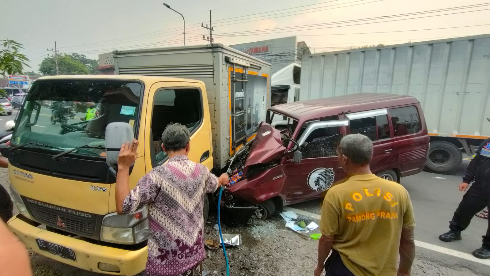Kecelakaan truk boks vs minibus di Jalan Raya Madiun Ponorogo. (DIAN RAHAYU/JAWA POS RADAR CARUBAN)