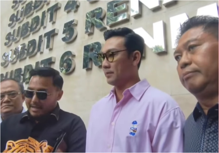 Denny Sumargo lapor balik Farhat Abbas ke Polda Metro Jaya, Jakarta (IG @lambe_turah)
