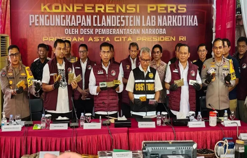 Ungkap kasus clandestine lab atau pabrik narkoba di villa, Bali oleh Mabes Polri.