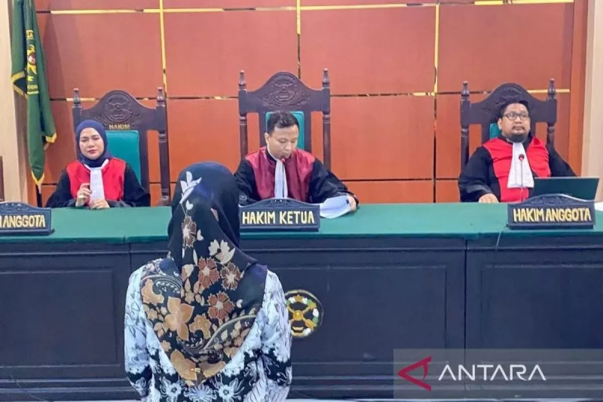 akhirnya supriyani divonis bebas dari tuduhan dugaan penganiayaan anak poilisi. (Antara)