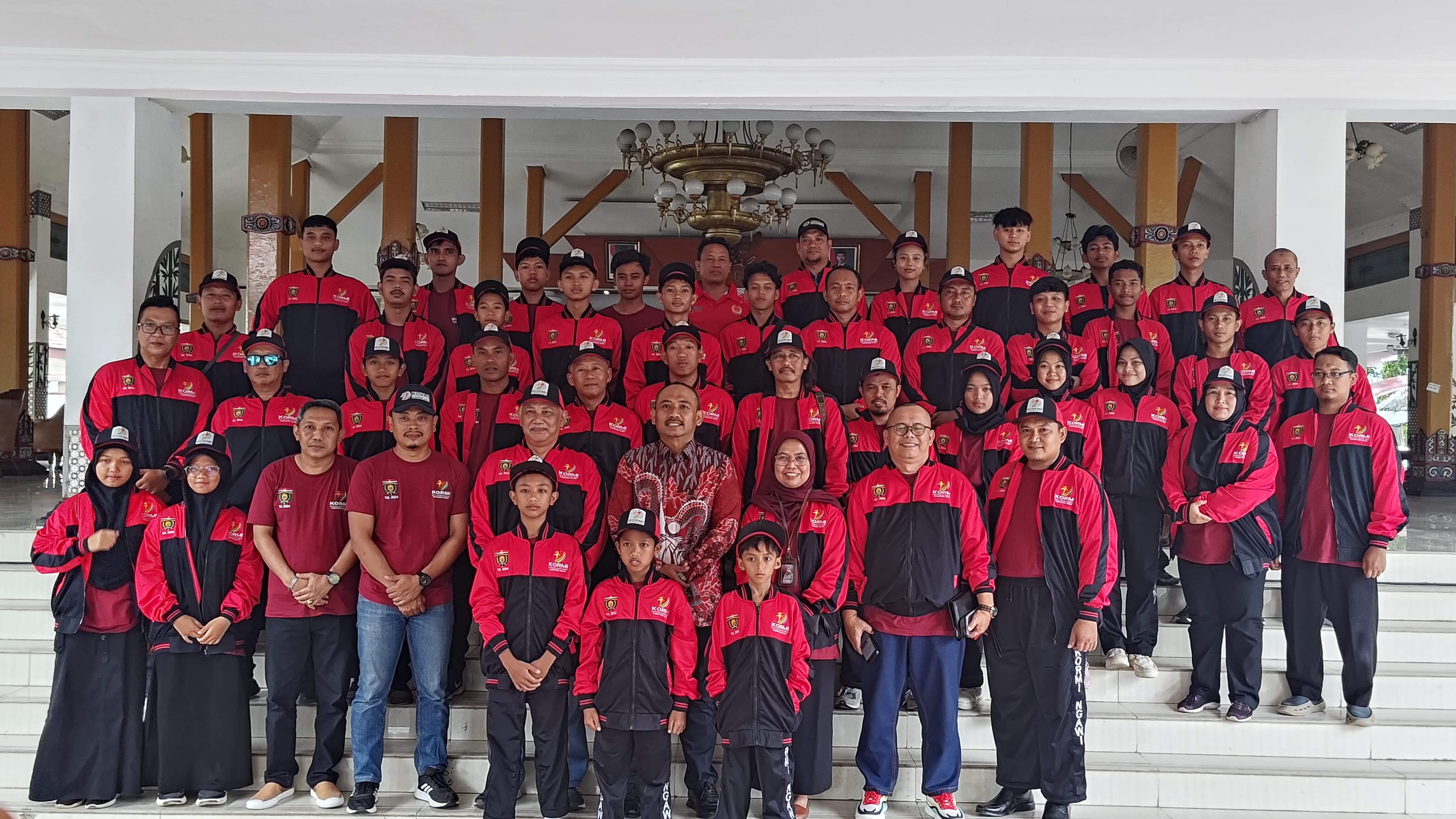 Bupati Ngawi Ony Anwar Harsono memberangkatkan 32 wakil berkompetisi di FORDA ke-II Jawa Timur.