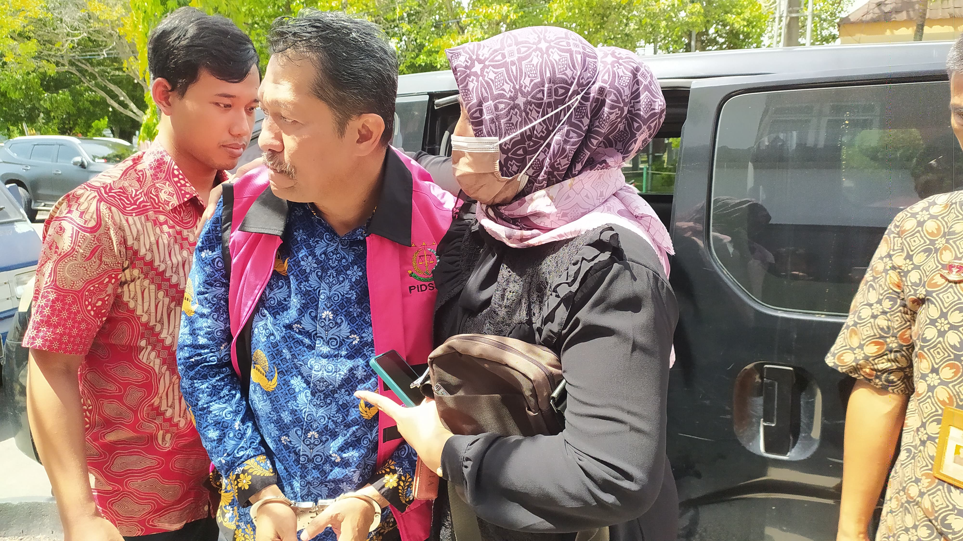 DIGELANDANG: MT, mantan Kadis Pendidikan Ngawi yang saat ini menjabat Kepala DLH ditetapkan tersangka kasus dugaan korupsi dana hibah Rp 19,1 miliar.