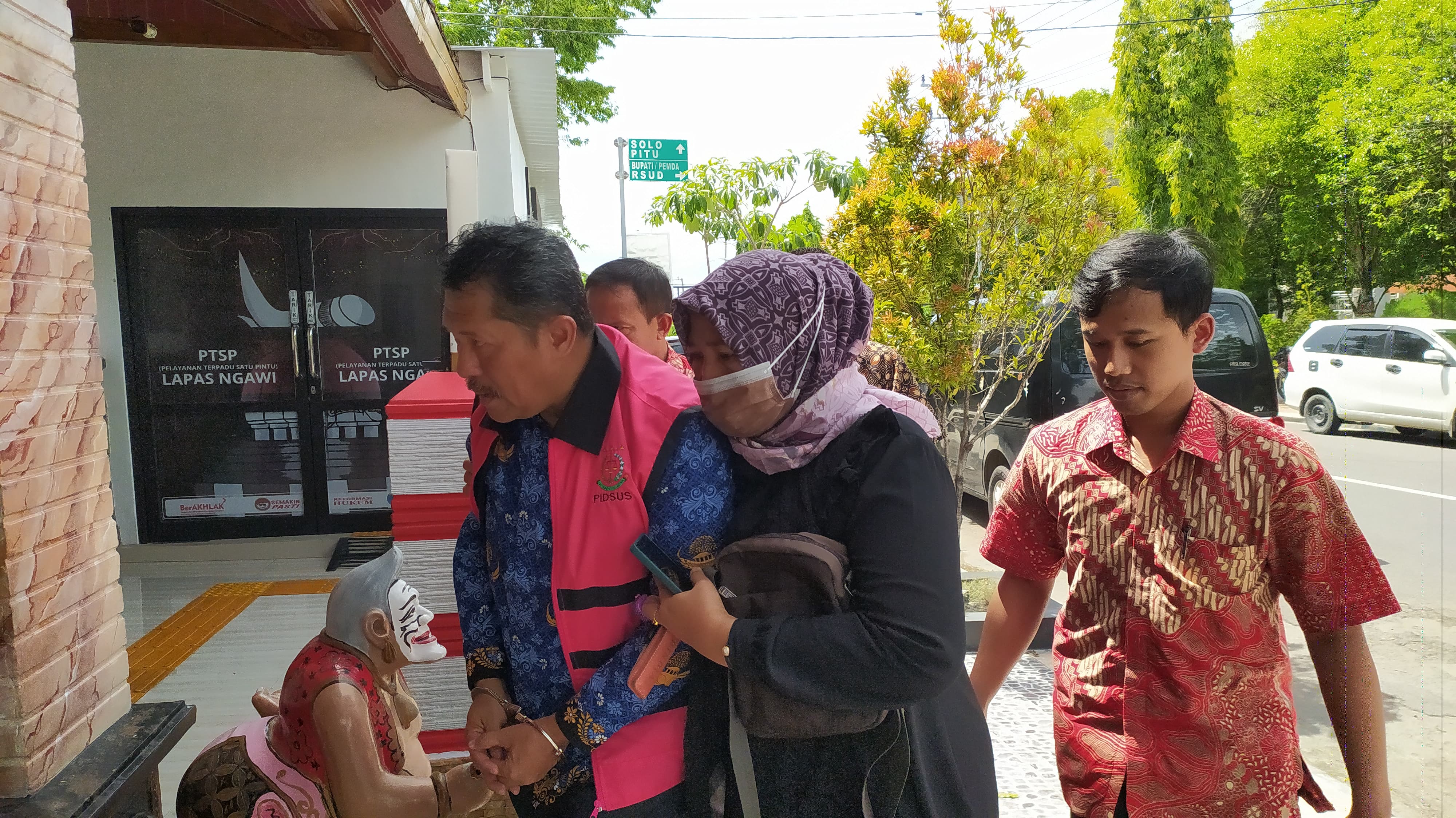 DIGELANDANG: Kejari Ngawi menerapkan MT, Kepala DLH yang mantan Kadis Pendidikan sebagai tersangka kasus dugaan korupsi dana hibah pendidikan.
