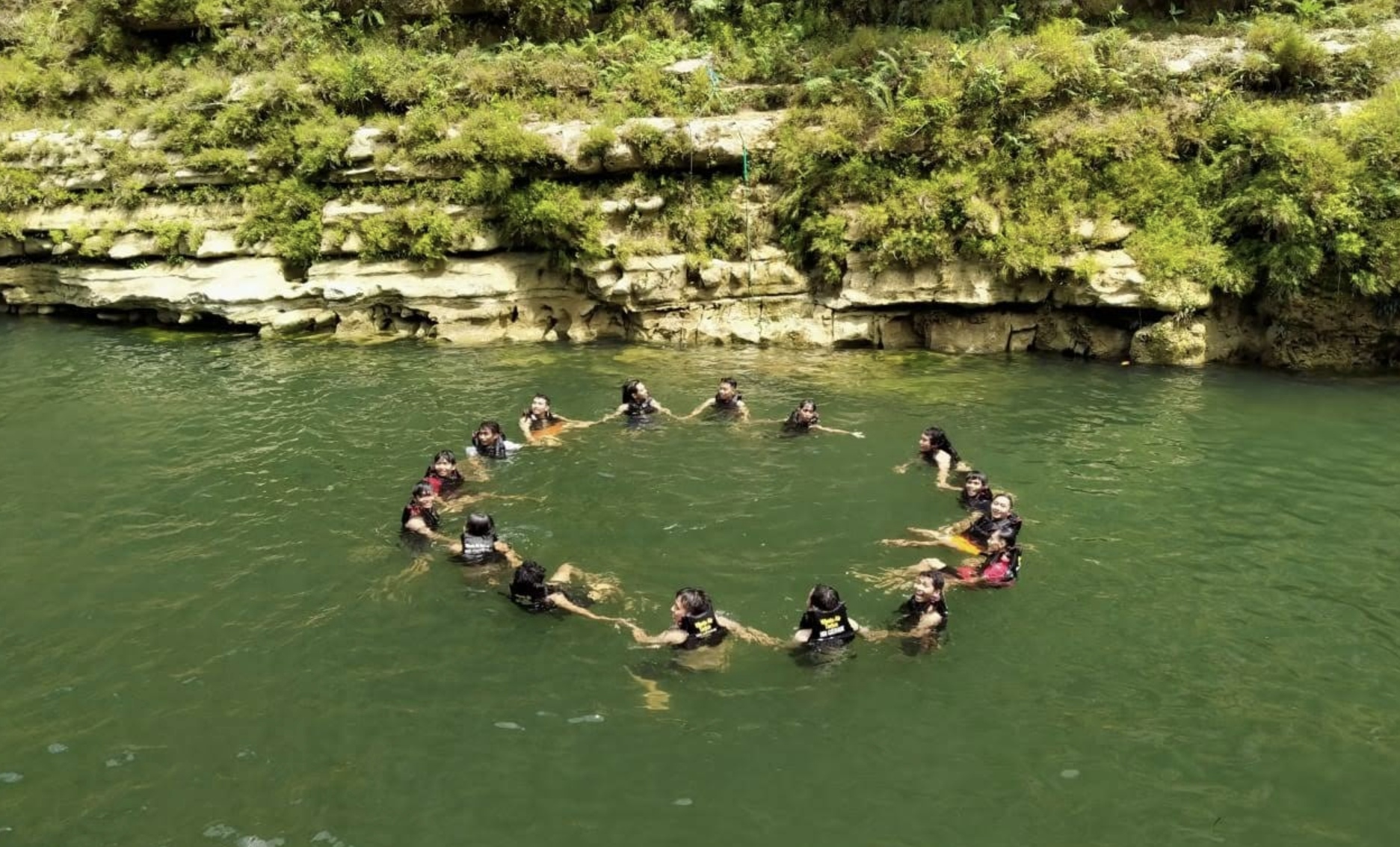 Sebelum melakukan aktivitas body rafting, pengunjung diharapkan untuk pemanasan terlebih dahulu.