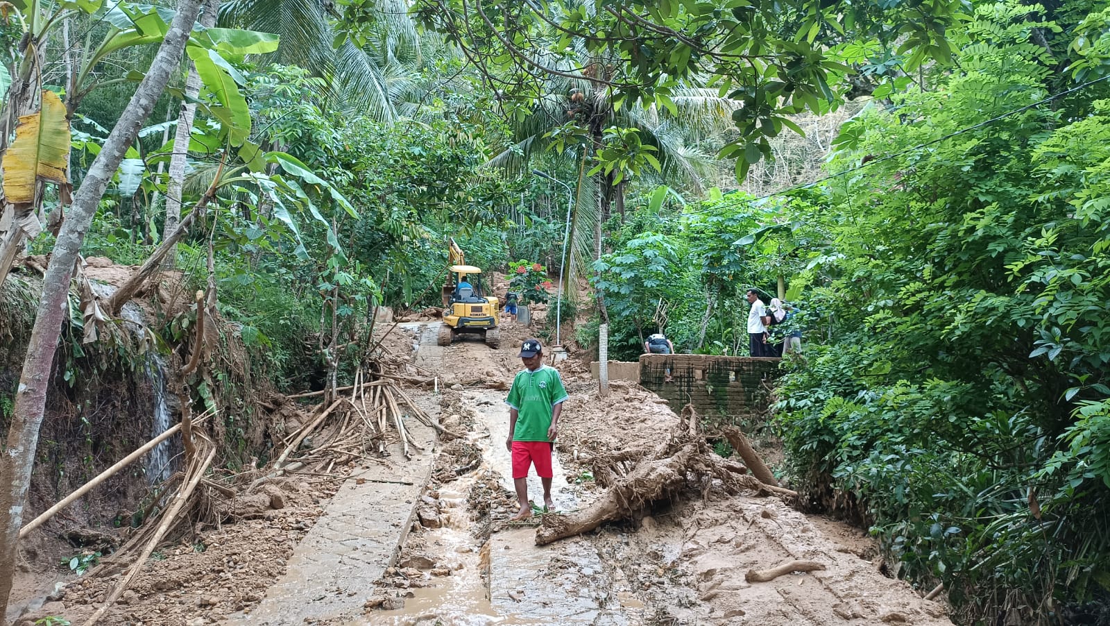 Banjir lumpur dan batu menerjang Desa Wiyoro, Ngadirojo, Pacitan.