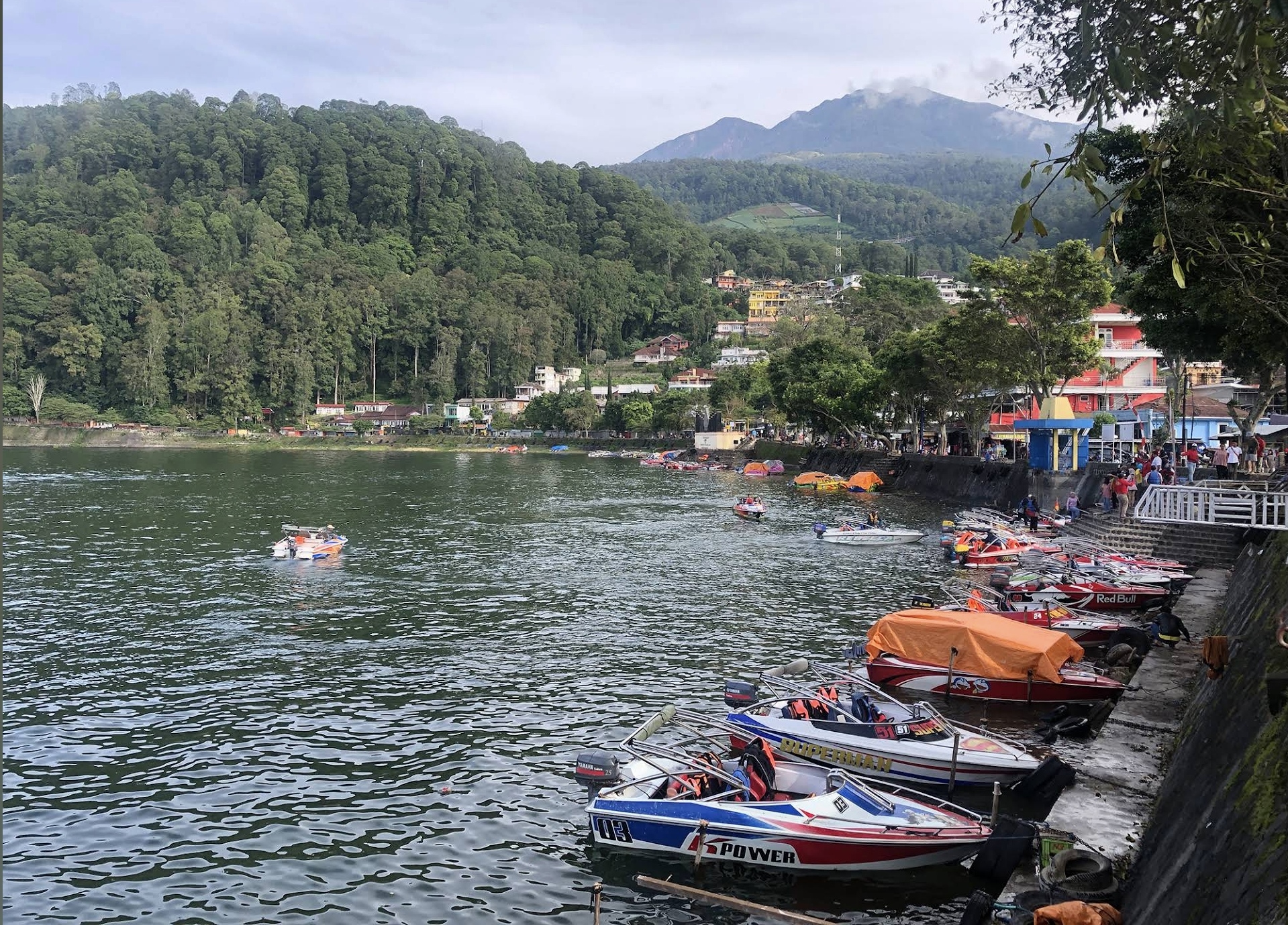 Potret Telaga Sarangan, destinasi wisata favorit untuk libur lebaran.