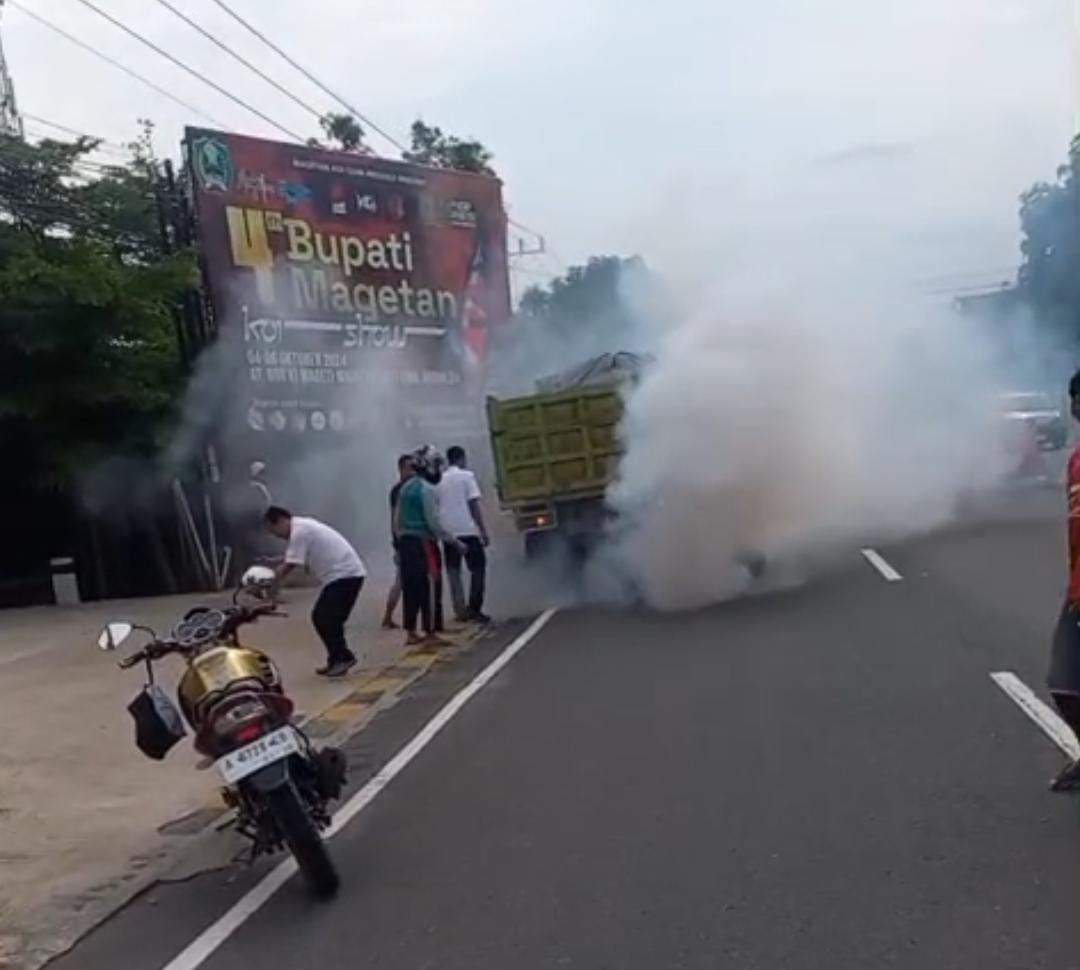 Kecelakaan PNS vs Dump Truck yang dikira kebakaran di Sukomoro, Magetan, Rabu 4 Desember 2024.