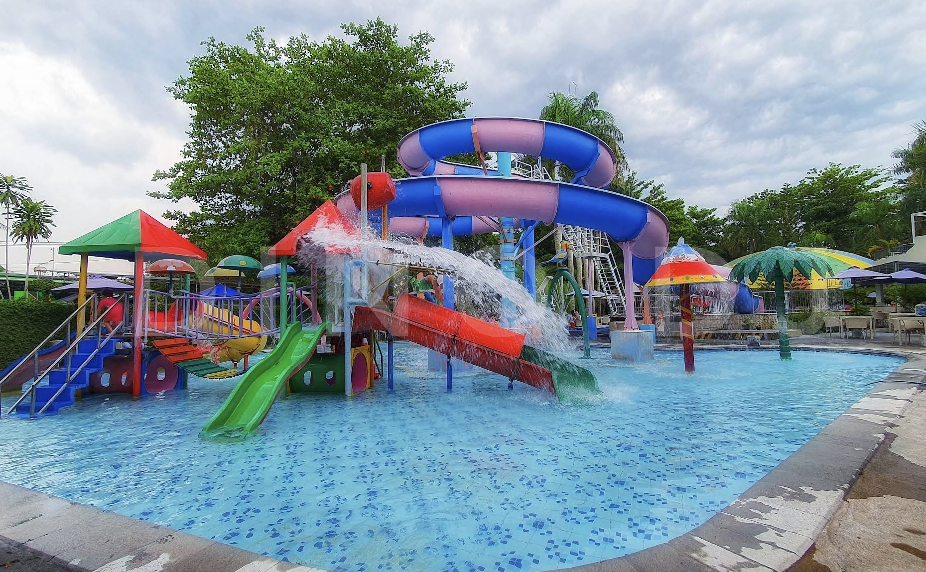 Bermain Air di Aqua Splash Waterboom merupakan salah satu aktivitas unggulan yang wajib dicoba saat berada di Kids Fun Park Yogyakarta