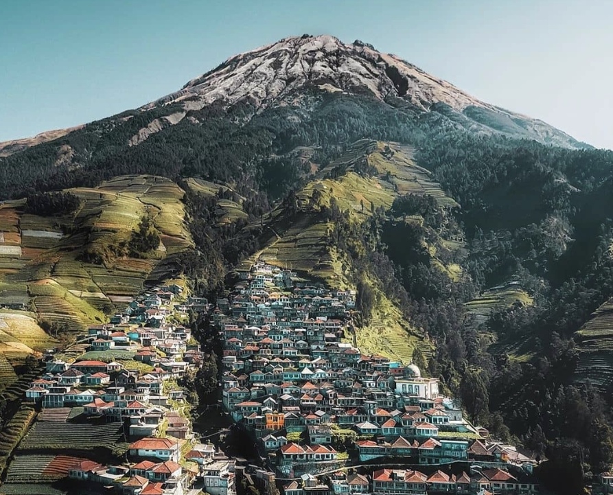 Dapat julukan Nepal van Java karena keindahan alam dan arsitektur rumah yang mirip dengan desa-desa di Nepal.