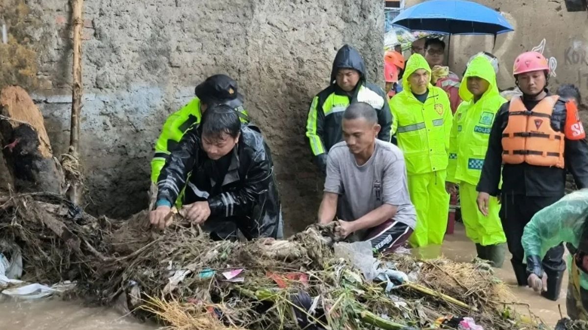 Personel Polri bersama tim gabungan evakuasi warga terdampak banjir bandang di Sukabumi (Istimewa)