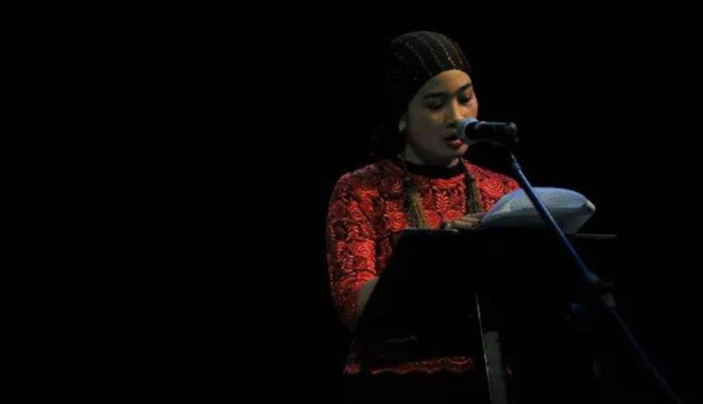 Okky Madasari, Ph.D., alumnus National University of Singapore, salah seorang pemateri dalam kampanye 16 Hari Anti Kekerasan terhadap Perempuan.