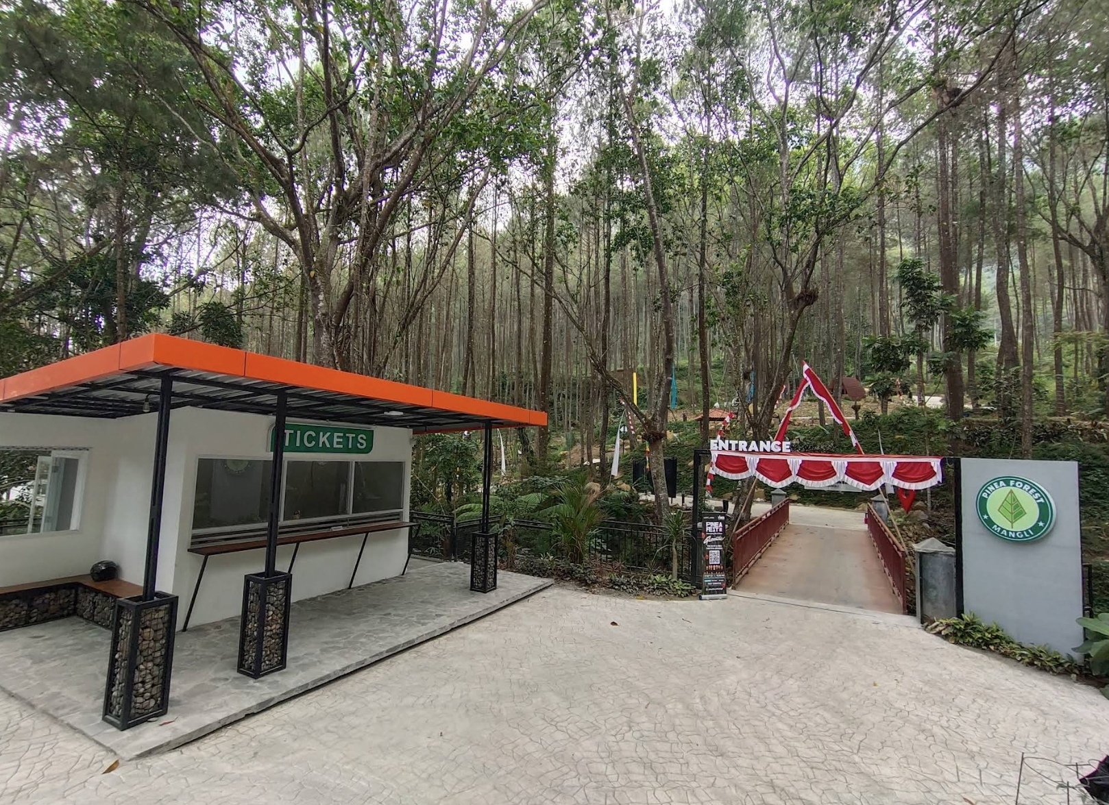 Info tiket masuk dan jam operasional Pinea Forest Mangli (gmaps : Raden Mas Yogi Priyanto)