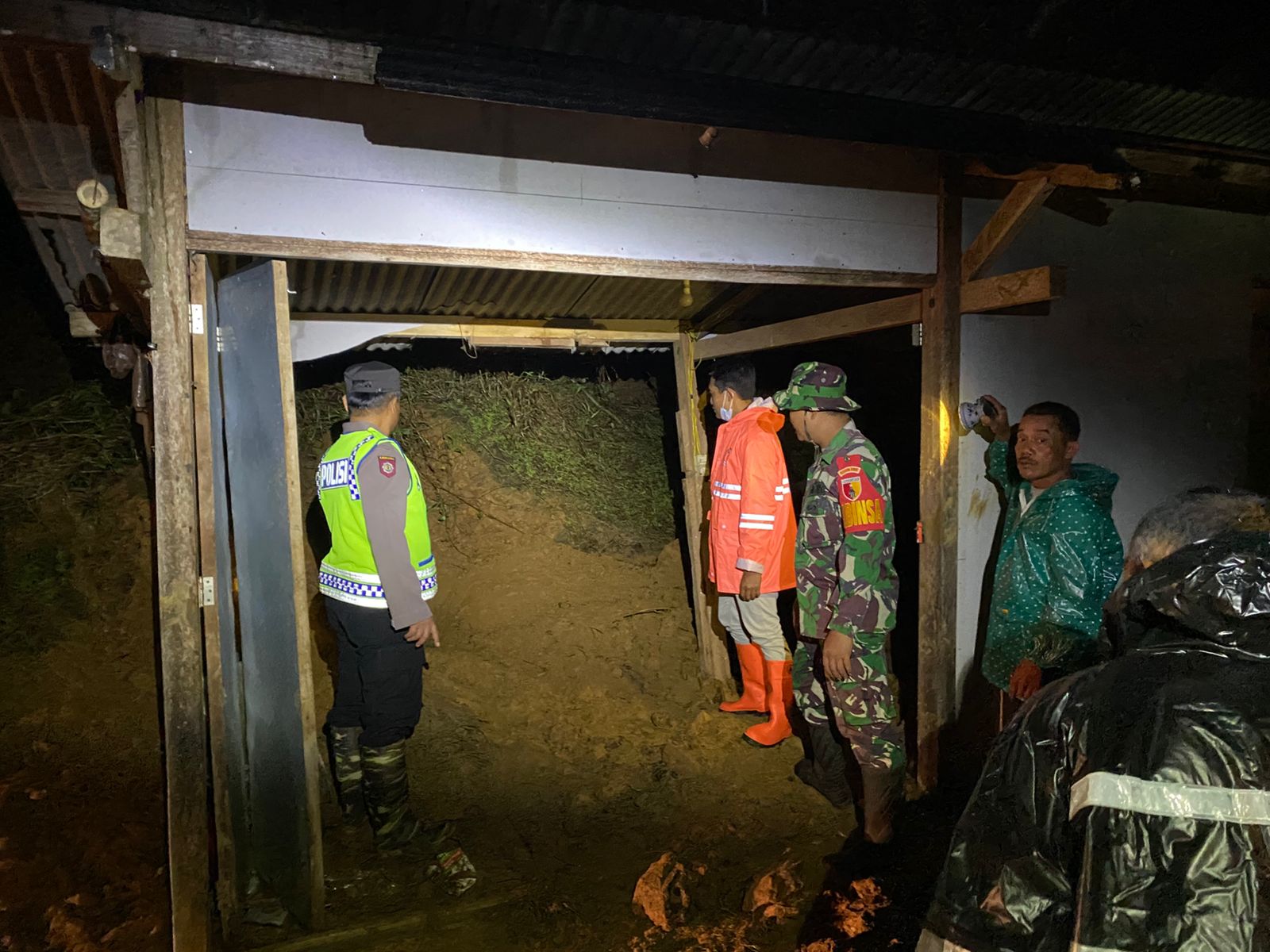 Seorang warga tewas tertimpa longsor di Pacitan.