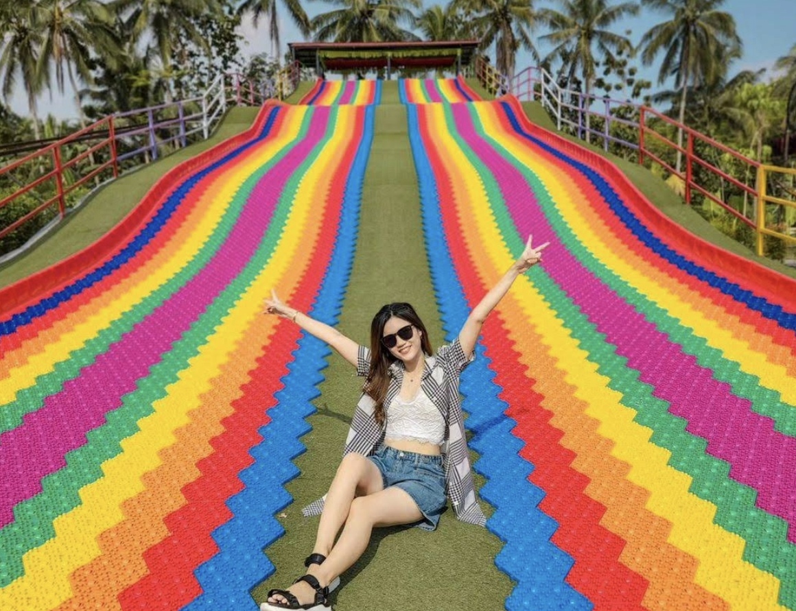 Rainbow slide menjadi salah satu daya tarik di wisata Borobudur Land (Foto gmaps : Borobudur Land)