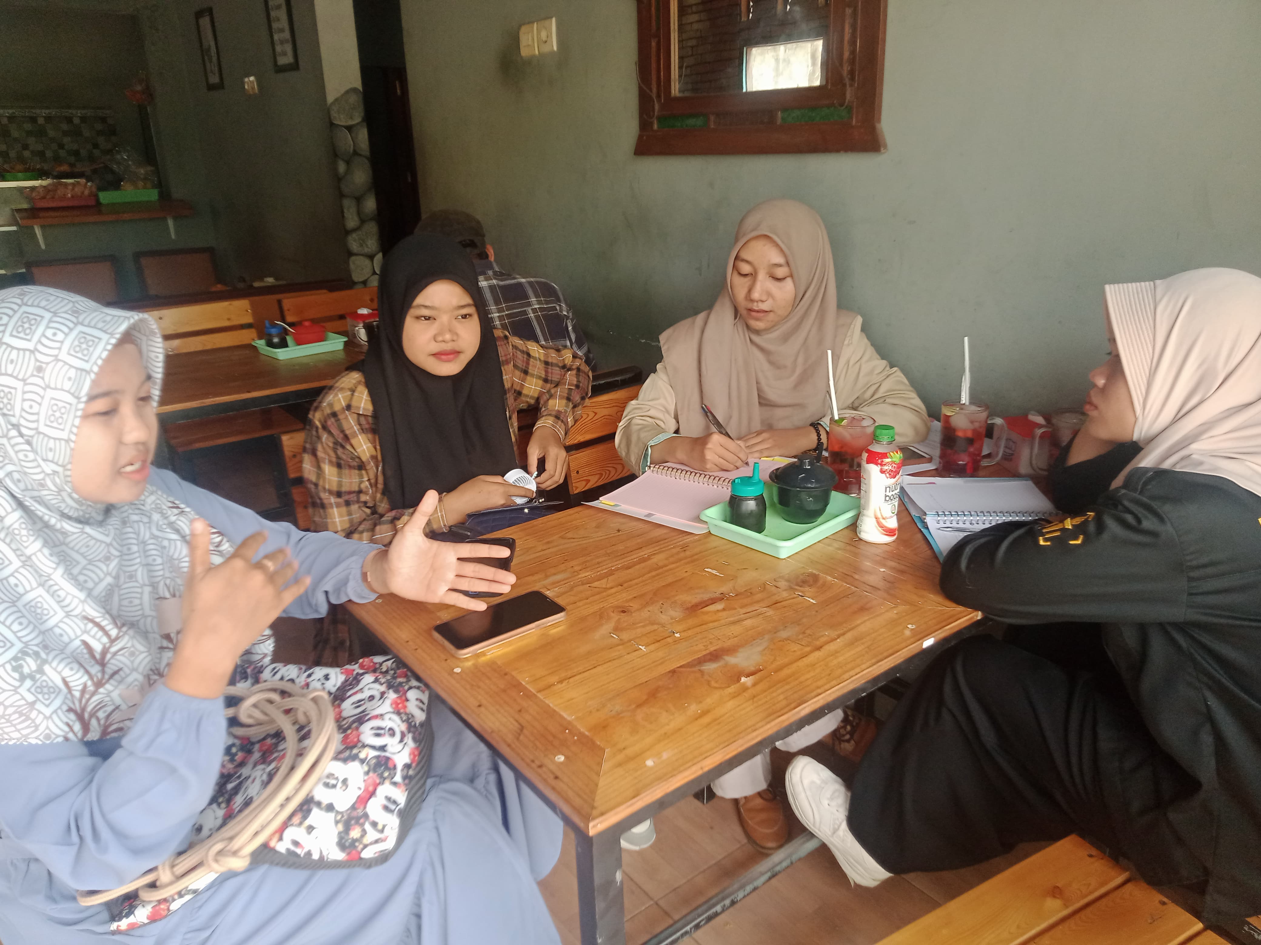 Tak Jago Masak Bukan Alasan Bagi Rila Sofia Tidak Membuka Usaha Penyetan.