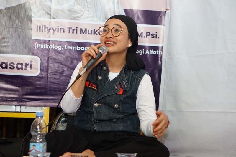 Okky Madasari berbagi dalam gerakan nasional menulis untuk menyembuhkan yang diinisiasi oleh Yayasan Nalar Naluri Nurani bekerja sama dengan Sutejo Spectrum Center dan OM Institute.