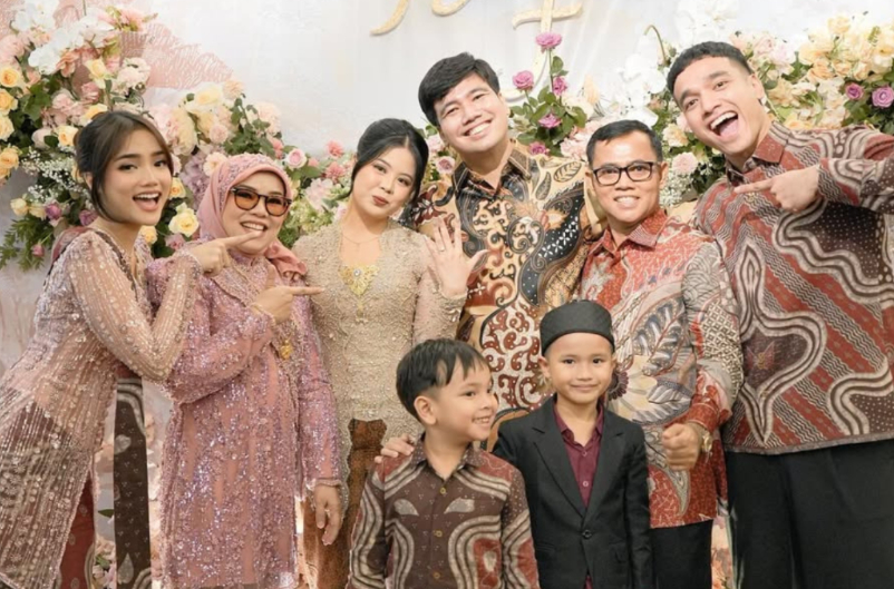 Kebahagiaan keluarga Gala dan Fuji dalam Pesta Pertunangan Frans Faisal dan Indah Tri Pertiwi
