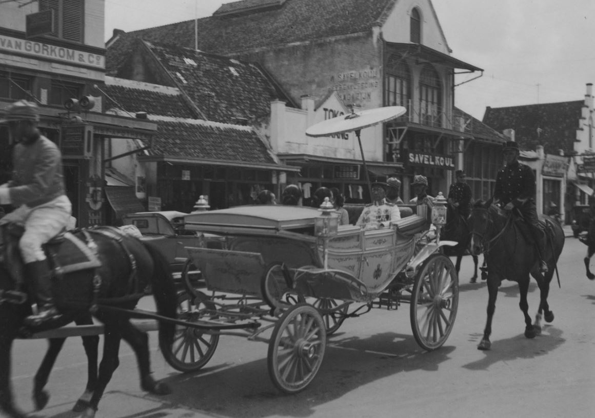 Sultan Hamengkubawana VIII melintas di Malioboro.