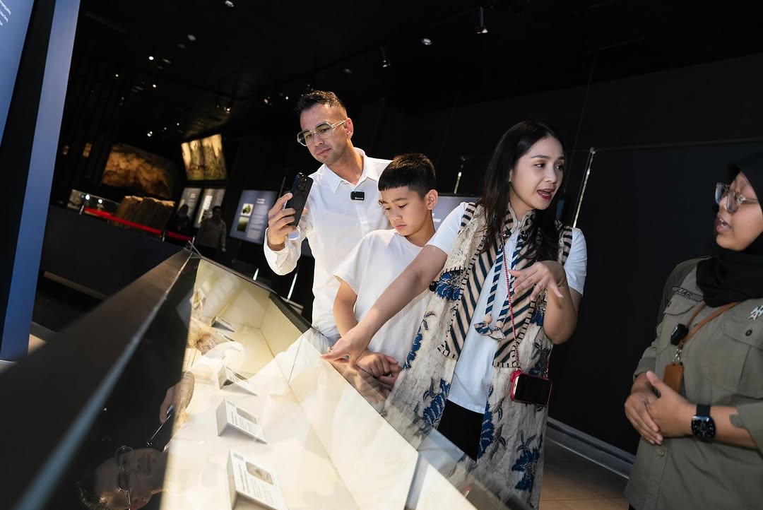 Raffi Ahmad bersama keluarga mengunjungi Museum Song Terus di Pacitan, Jawa Timur.