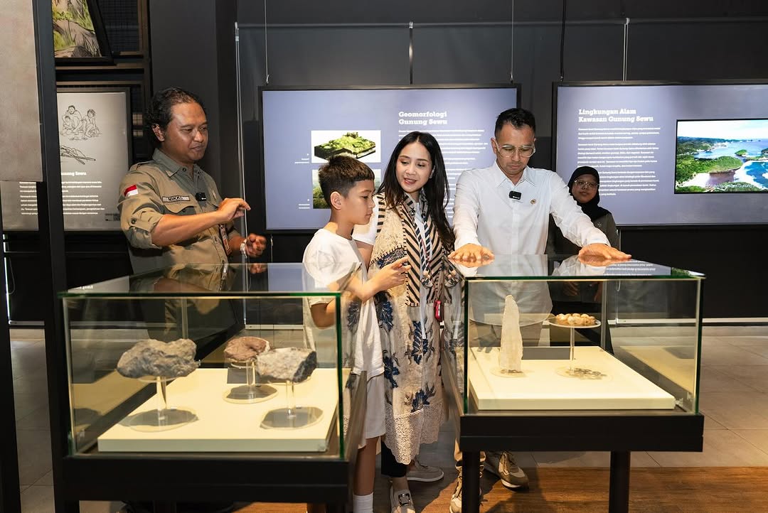 Keseruan Raffi Ahmad bersama keluarga wisata sejarah di Museum Song Terus, Pacitan.