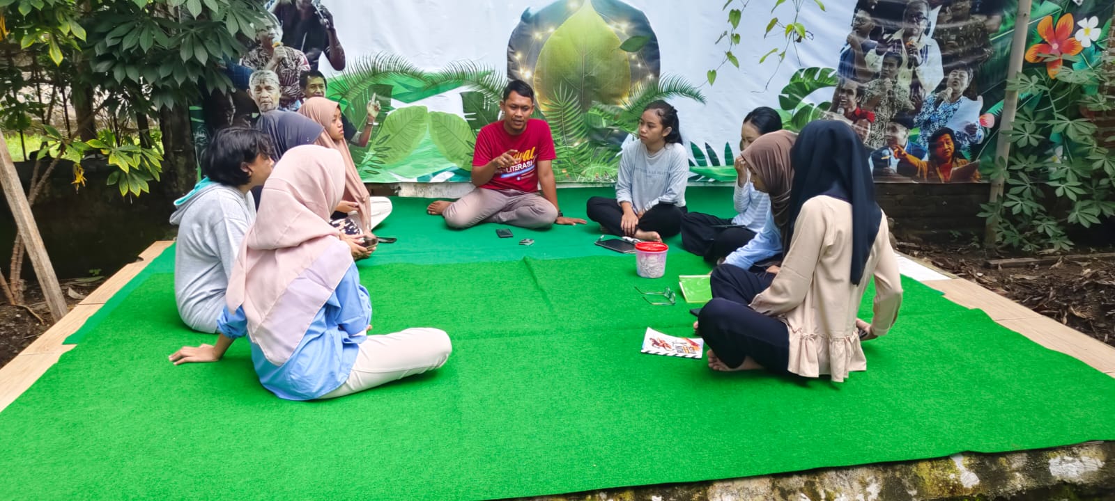 Literacy Camp di Kebun Literasi Ponorogo.