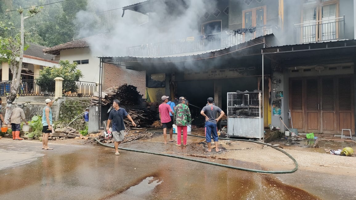 Kebakaran pangkalan LPG di Pacitan.