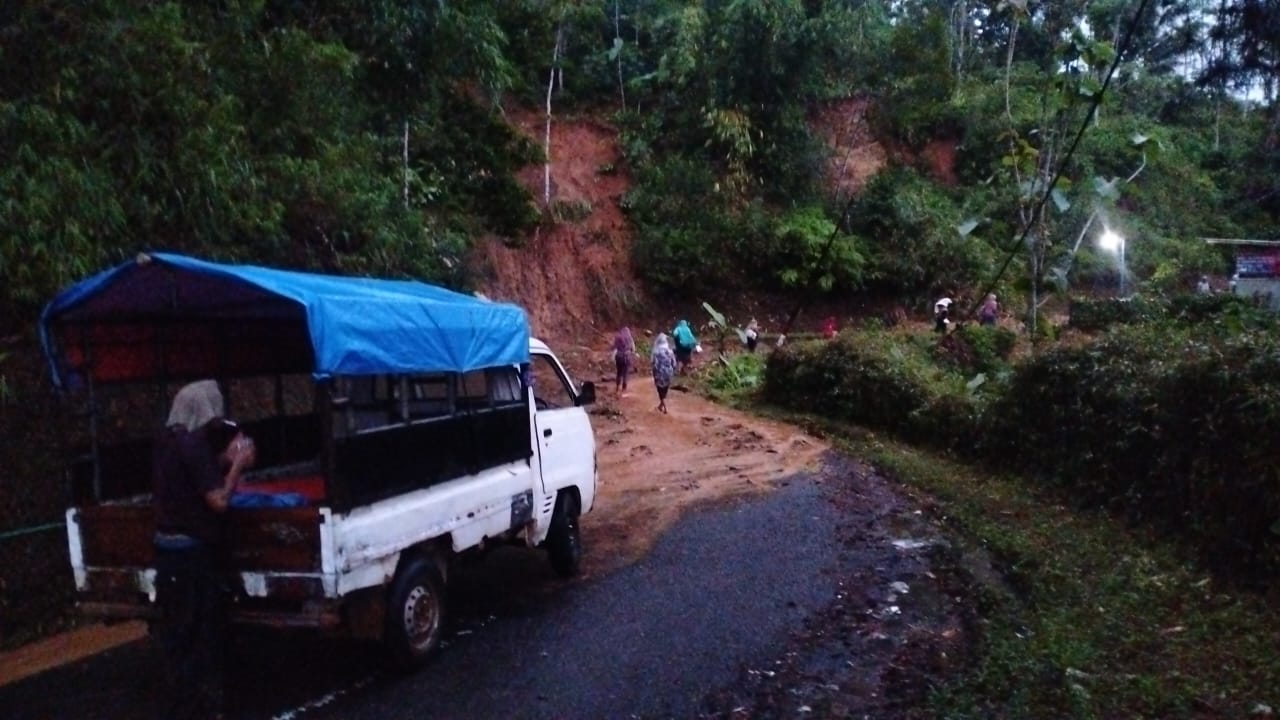 Longsor di Pacitan tutup akses jalur provinsi.