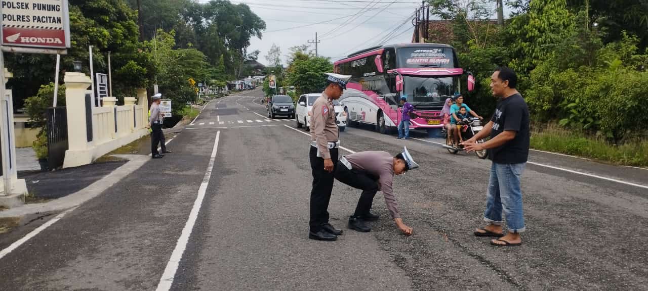Bus pariwisata tabrak sepeda motor di Pacitan.