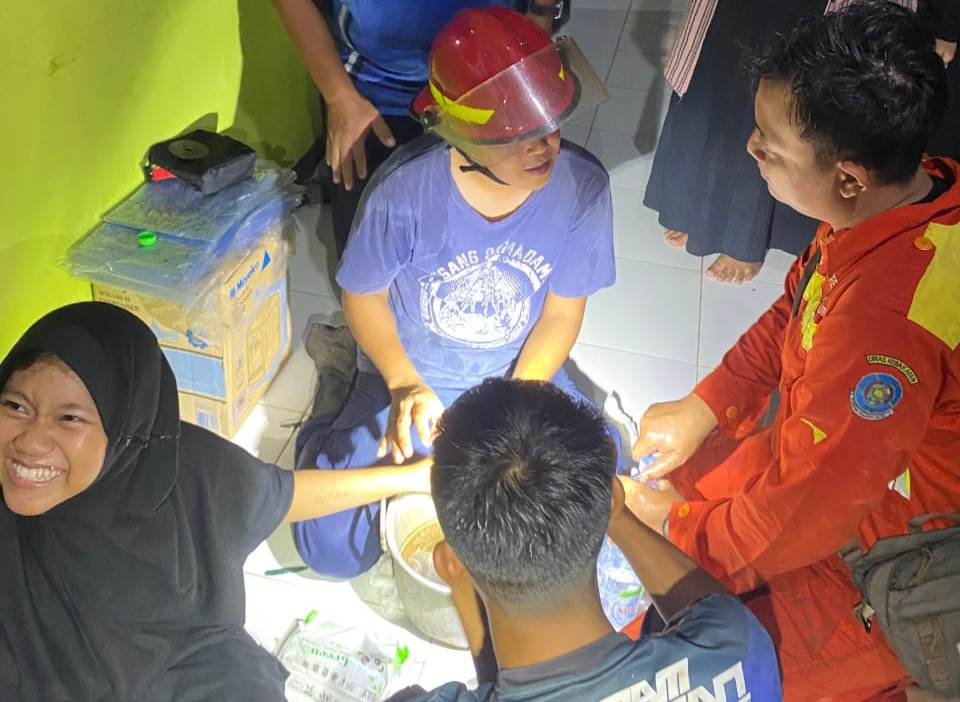 Jari santri SMPIT Ar Rahmah, Pacitan tersangkut di pipa, tim damkar gerak cepat evakuasi.