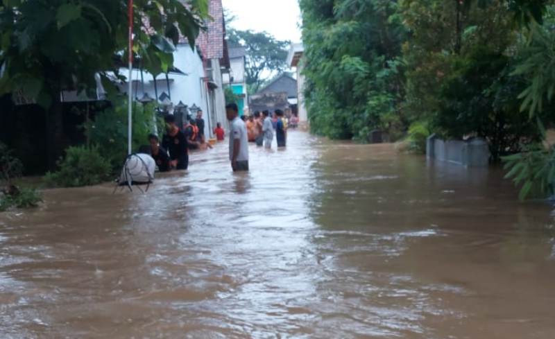 Proses evakuasi dua korban terseret arus banjir besar di Ponorogo, Jawa Timur.