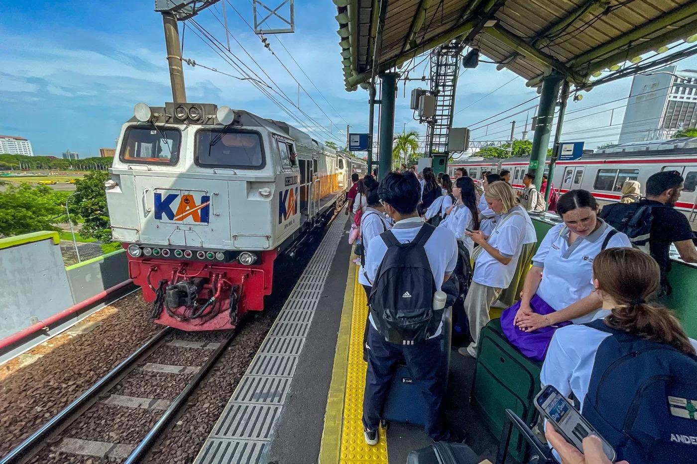 KAI siap layani libur Nataru 2024/2025 dengan 56 kereta tambahan, 777 tenaga operasional, dan fasilitas terbaik untuk kenyamanan penumpang. (Jawa Pos)