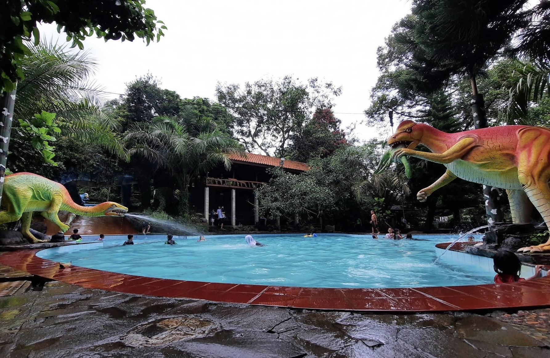 Ngrembel Asri dengan sederet aktivitas yang menarik untuk dicoba, salah satunya bermain diwahana kolam renang. (Foto gmaps : Makhmud Kuncahyo)
