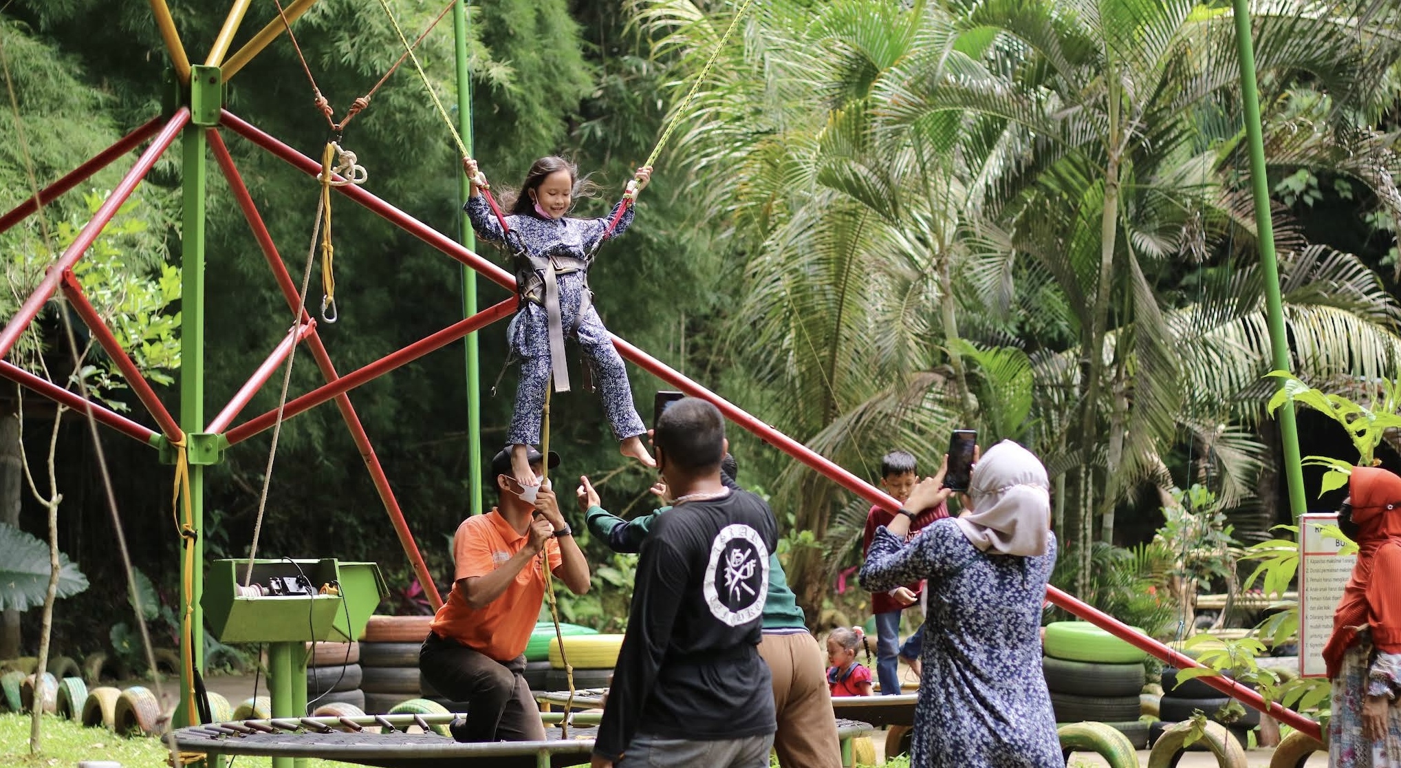 Ngrembel Asri juga menyuguhkan berbagai wahana menarik, baik untuk anak-anak maupun orang dewasa. (Foto gmaps : Wisata Ngrembel Asri)