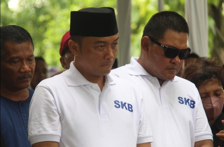 Duka Mensesneg Prasetyo Hadi saat ayahnya, Sadiran Bau Kuntjoro, dimakamkan di TPU Kranggan, Kelurahan Margomulyo, Ngawi, pukul 10.00 WIB, Selasa 17 Desember 2024.