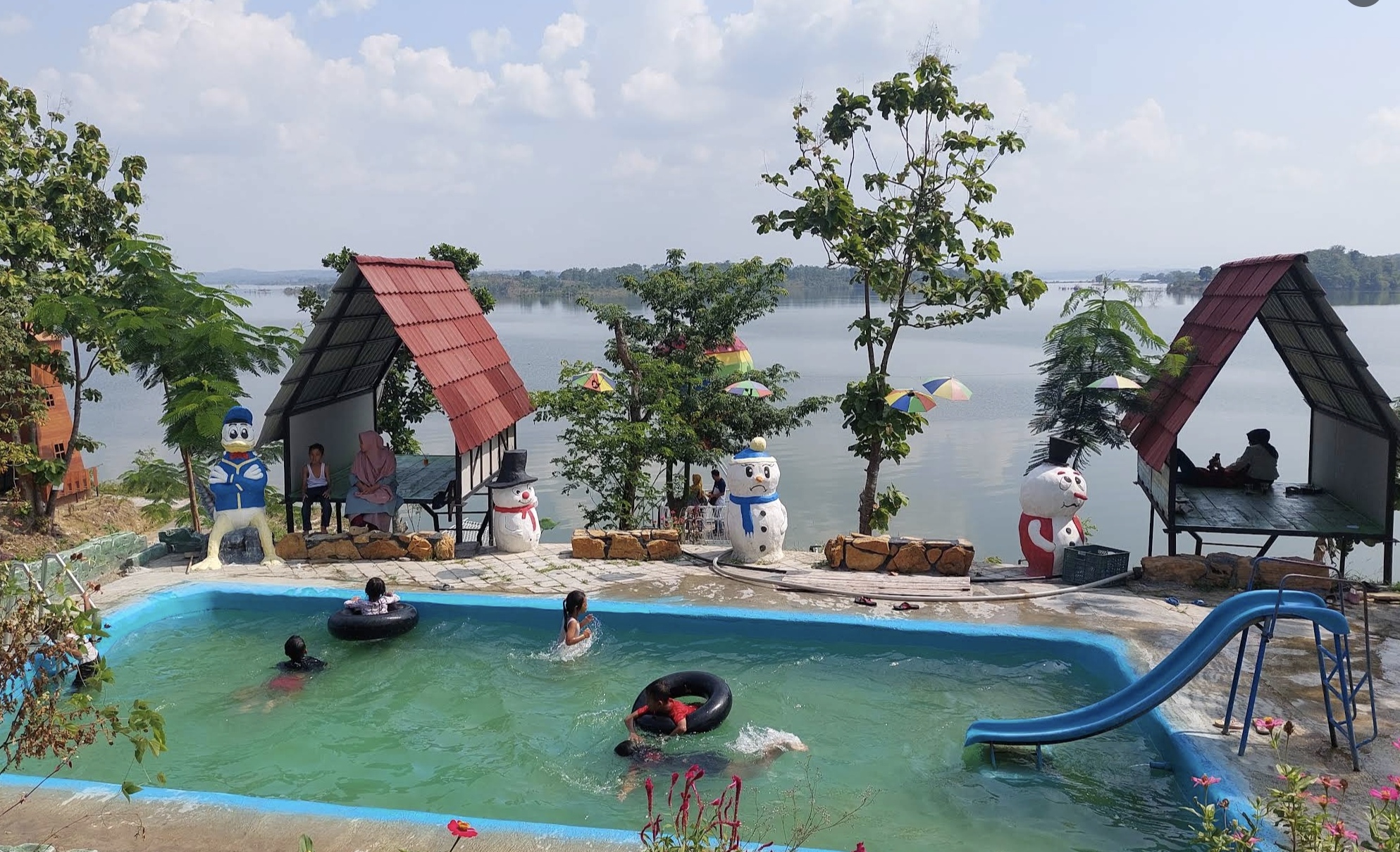 Embun Bening menawarkan berbagai wahana permainan yang ramah anak, salah satunya kolam renang anak (Foto gmaps : Sidiq Eko Prasetyo)