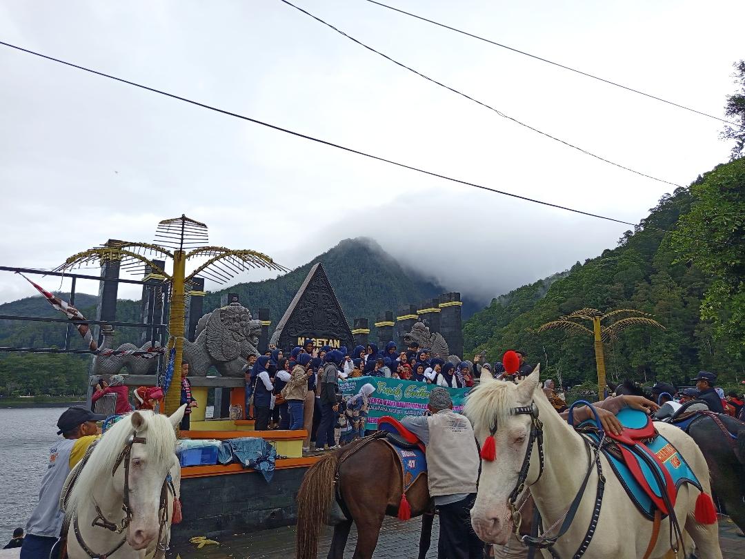 Pesona Telaga Sarangan yang sejuk dan eksotis kembali memikat wisatawan jelang libur Natal dan Tahun Baru. (Oktaviani Sindy/Radar Lawu)