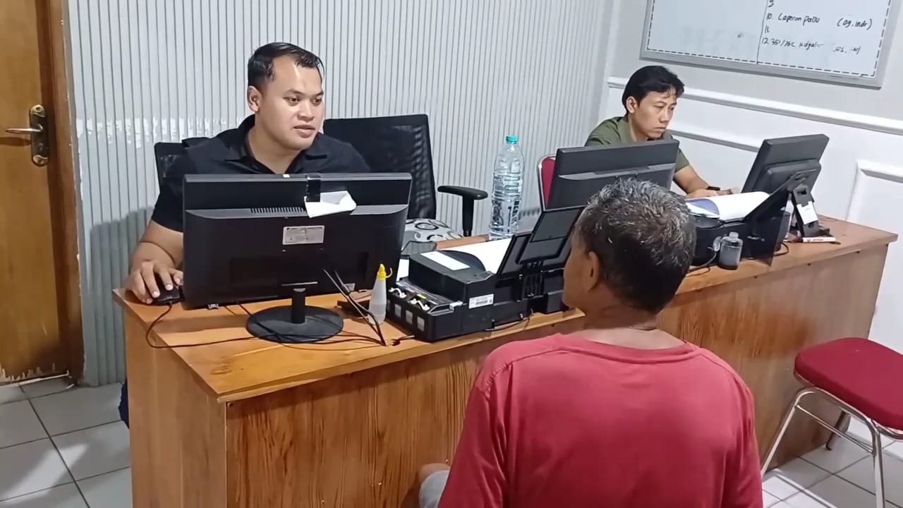 BEJAT: Petugas kepolisian memeriksa SW, pelaku pencabulan keponakan sendiri, di Polres Ngawi.