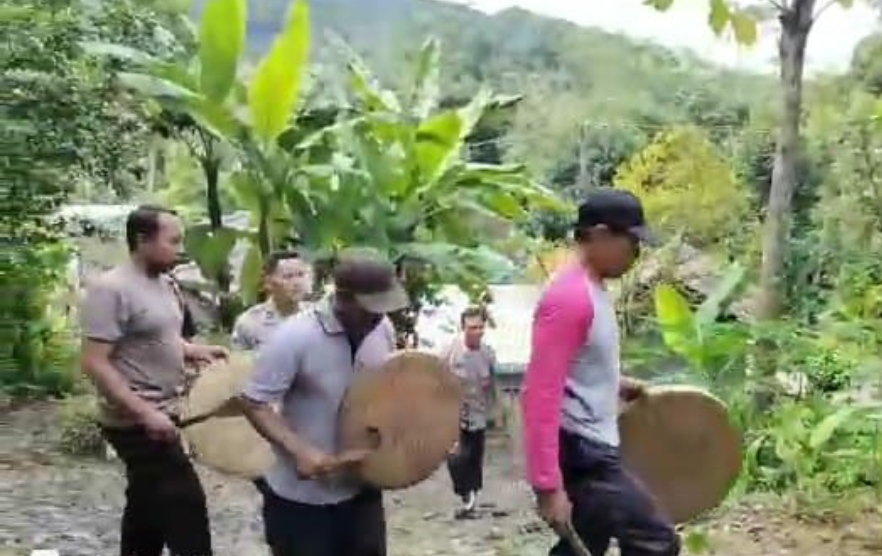 Warga Desa Temon, Ngrayun, Ponorogo melakukan pencarian dengan tradisi lokal terhadap Sujiono, kakek asal Trenggalek yang hilang misterius di hutan Ngrayun.