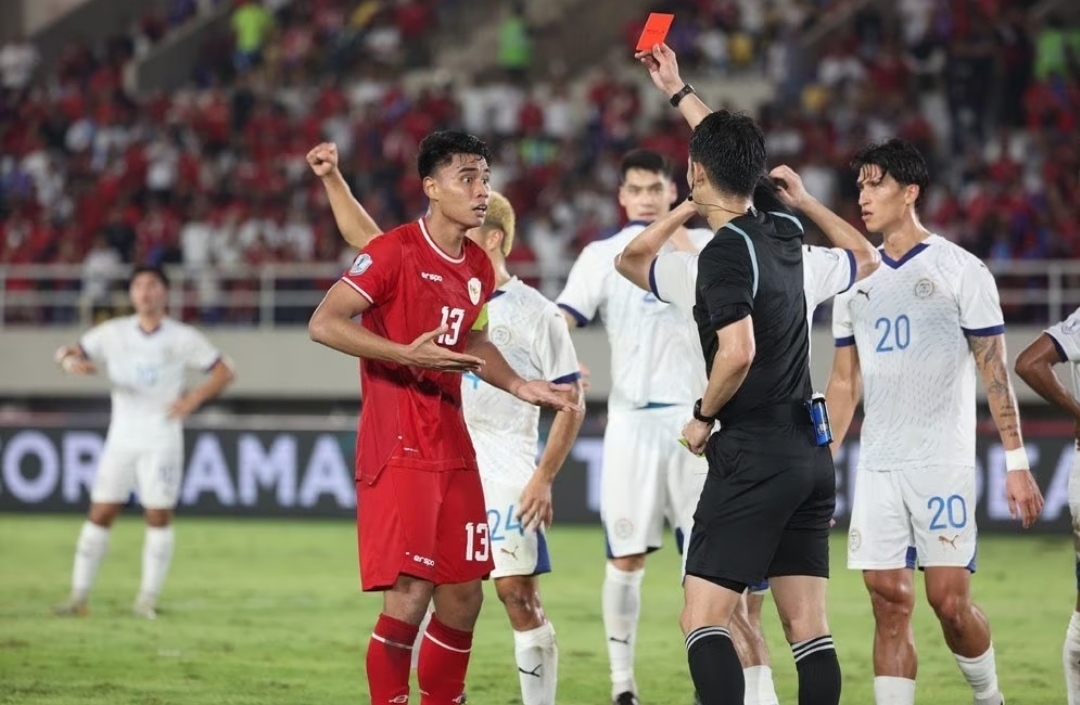 Koji Takasaki wasit Indonesia vs Filipina asal Jepang saat hadiahi Ferrari kartu merah.