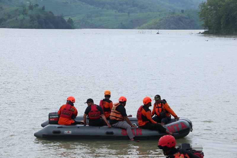 Basarnas bersama tim gabungan melakukan pencarian hari kedua nelayan tenggelam saat cari ikan di Waduk Bendo, Minggu sore, 22 Desember 2024.