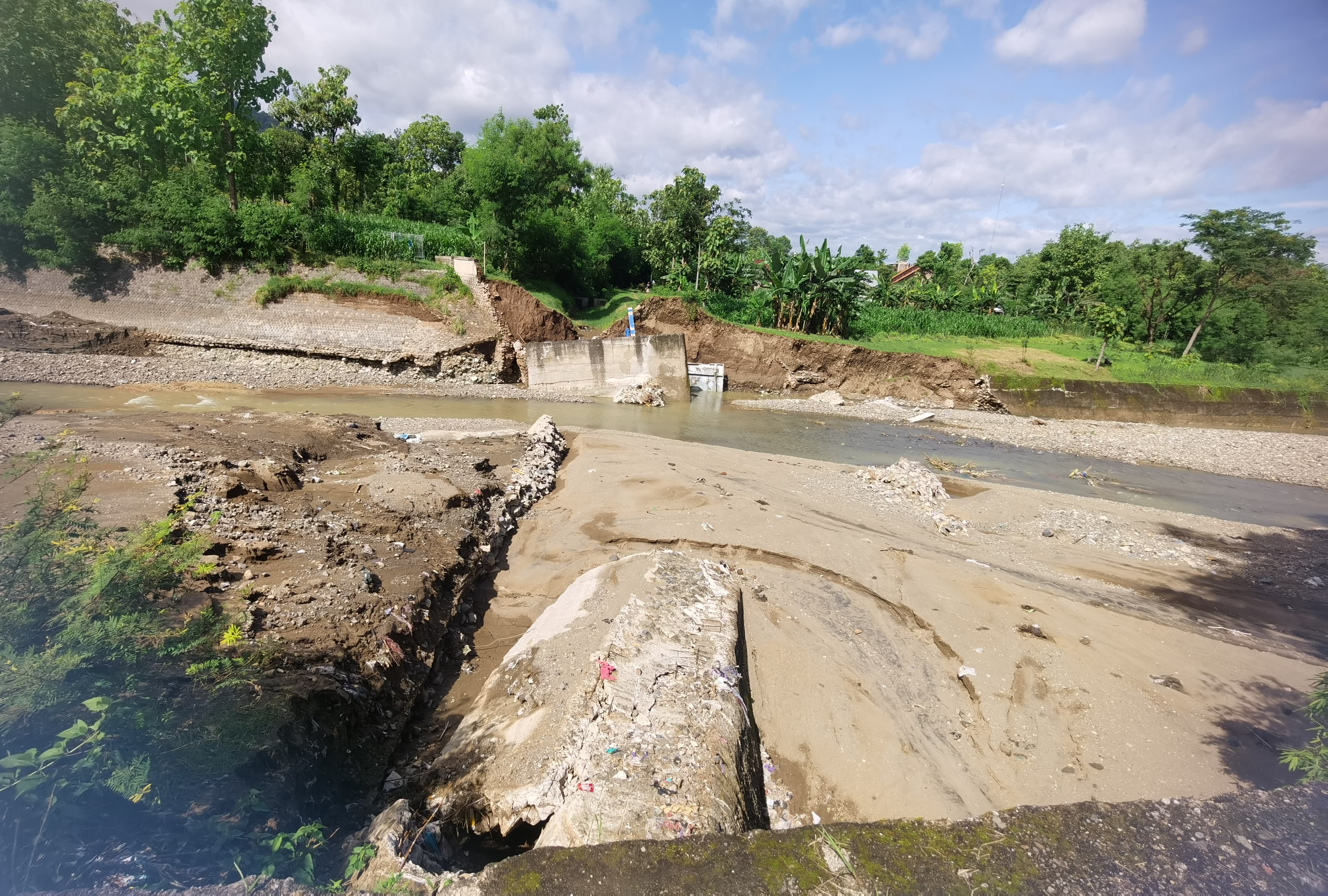 DAM Blimbing di Ponorogo yang dibangun sejak jaman Belanda jebol diterjang banjir Senin, 16 Desember 2024 lalu.