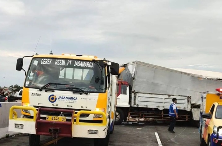 Kecelakaan bus vs truk di Tol Malang Pandaan.