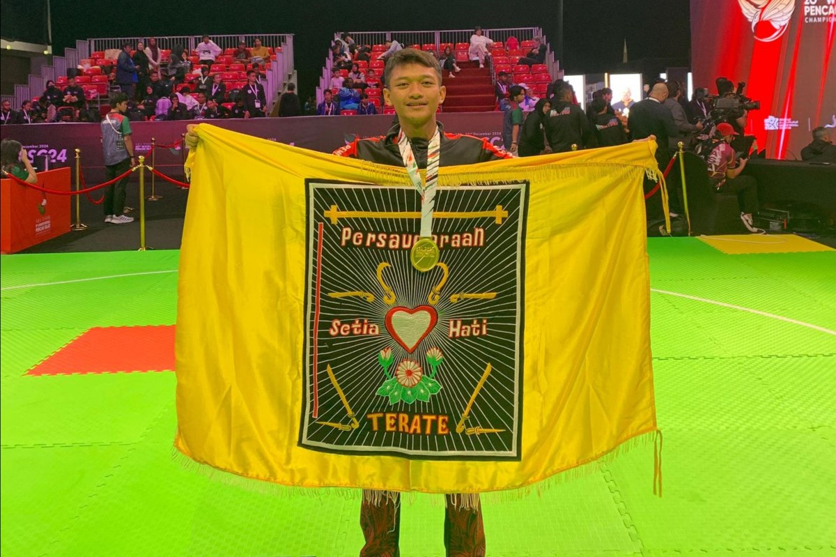 Atlet asli Ngawi, Mujadidi, usai jadi juara kejuaraan pencak silat dunia di Abu Dhabi.