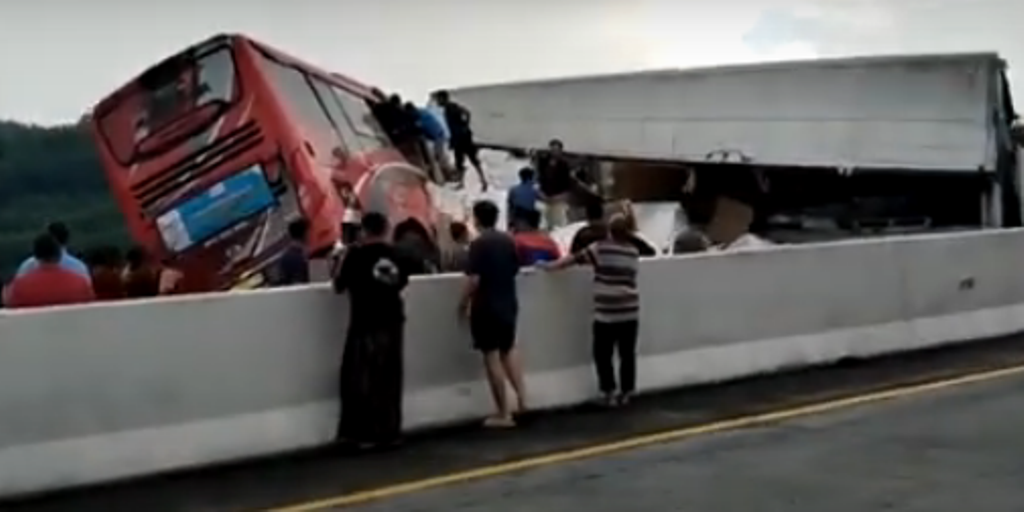Kecelakaan bus pariwisata rombongan pelajar vs truk di Tol Lawang, Malang ruas Pandaan.