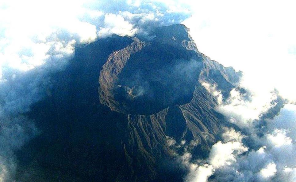 Gunung Raung erupsi susulan sebanyak empat kali, status waspada.