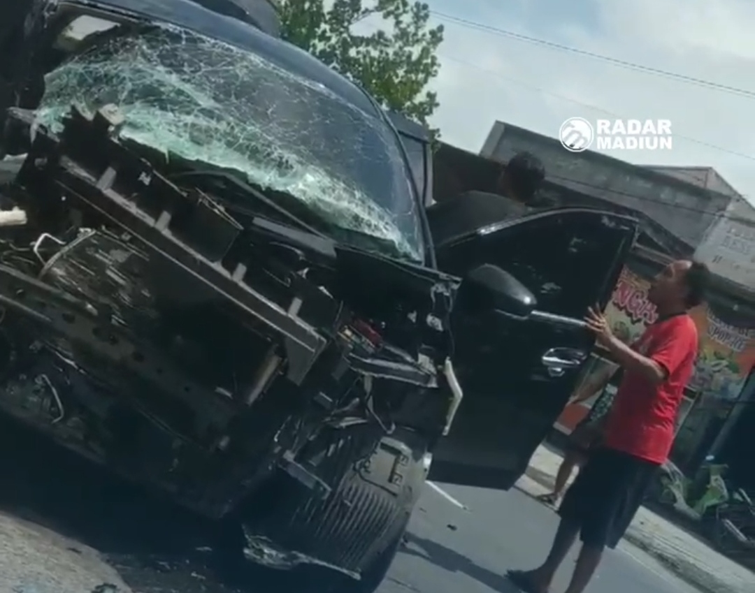Kecelakaan maut di Ngampel, Balong, Ponorogo, Xpander vs truk.